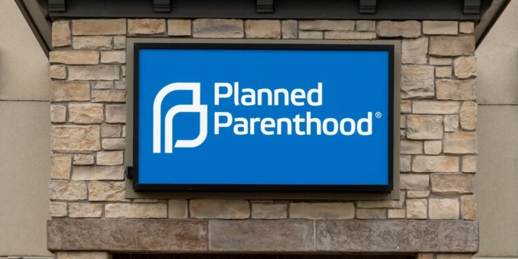 Women’s health centers outnumber Planned Parenthood 15 to 1, report finds