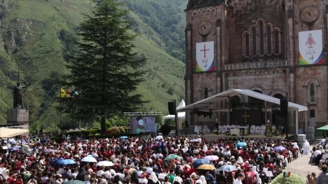 Youth event in Spain draws thousands who are embracing holiness
