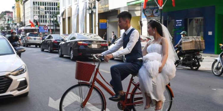 No money sees young Vietnamese delay marriage, children