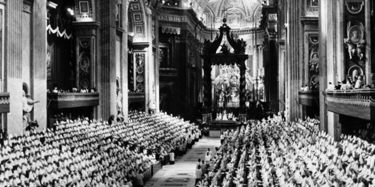 Economics paper suggests Mass decline tied to Vatican II implementation