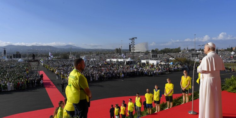 Pope Leo XIV visits young Spaniard hospitalized during jubilee