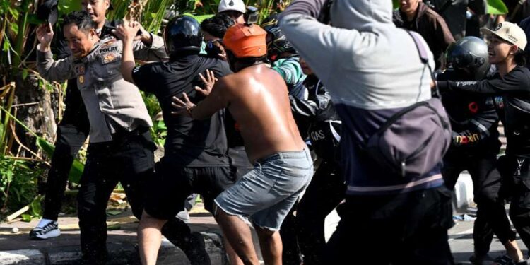 Prabowo hopes to end Indonesian riots by curbing political perks 