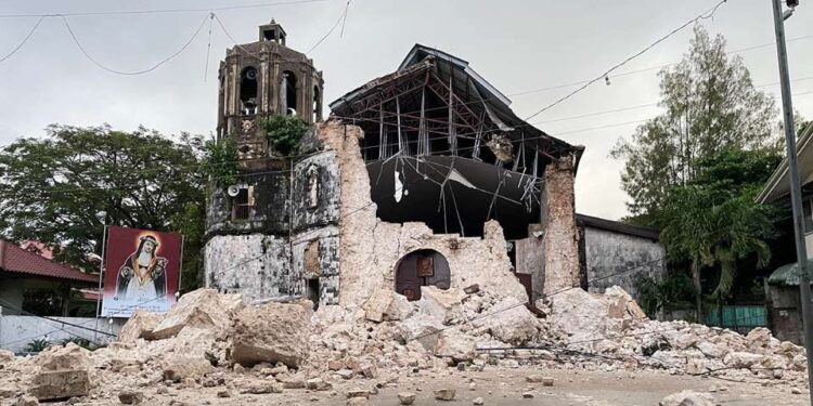 Aid groups, govt reach out to Philippine quake victims