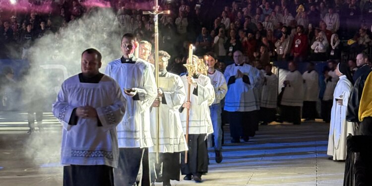 16,000 teens attend Mass together to conclude National Catholic Youth Conference