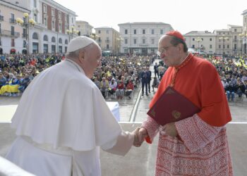 Papal commission votes against ordaining women deacons