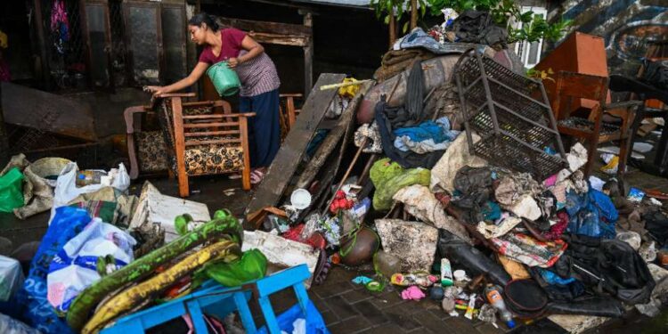 Sri Lanka issues fresh landslide warnings