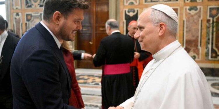 Pope urges artists to perform with love for the poor