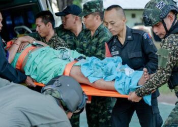 Heavy fighting forces thousands to flee Thai-Cambodian border